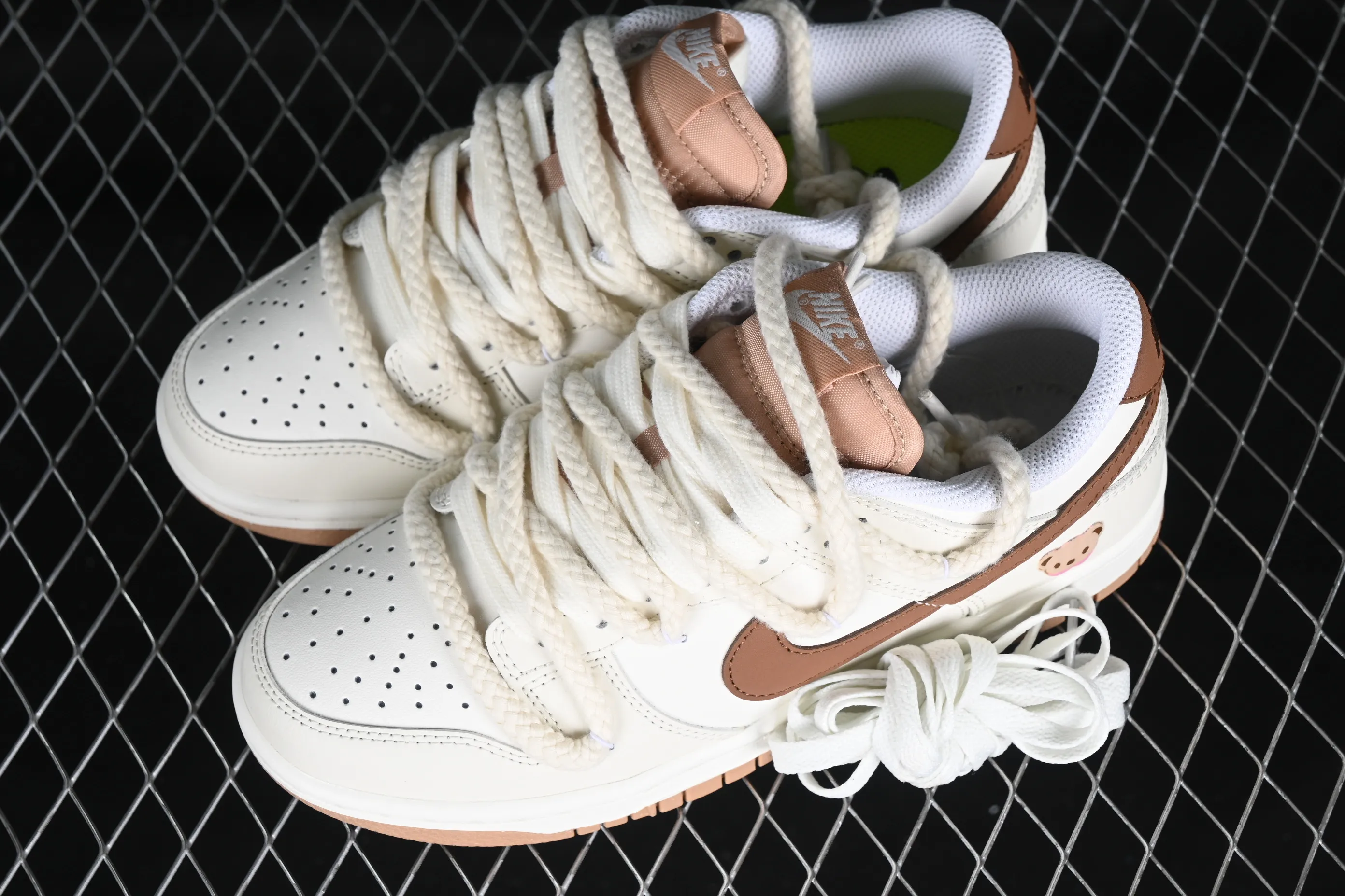 All Categories Nk SB Dunk Series Nk SB Dunk Low Low-top sneakers Nk Dunk Low Troublemaker Doll Soybean Milk Bear Maillard Simple and versatile SB strap low-top casual sneakers DD1873-200